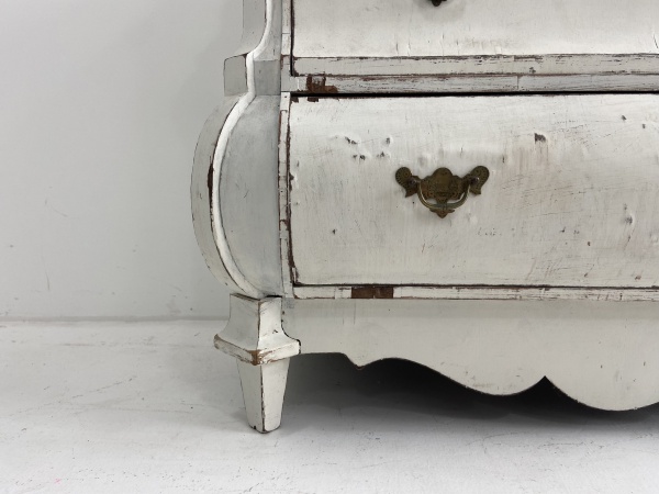 18th century Dutch Baroque chest of drawers  image